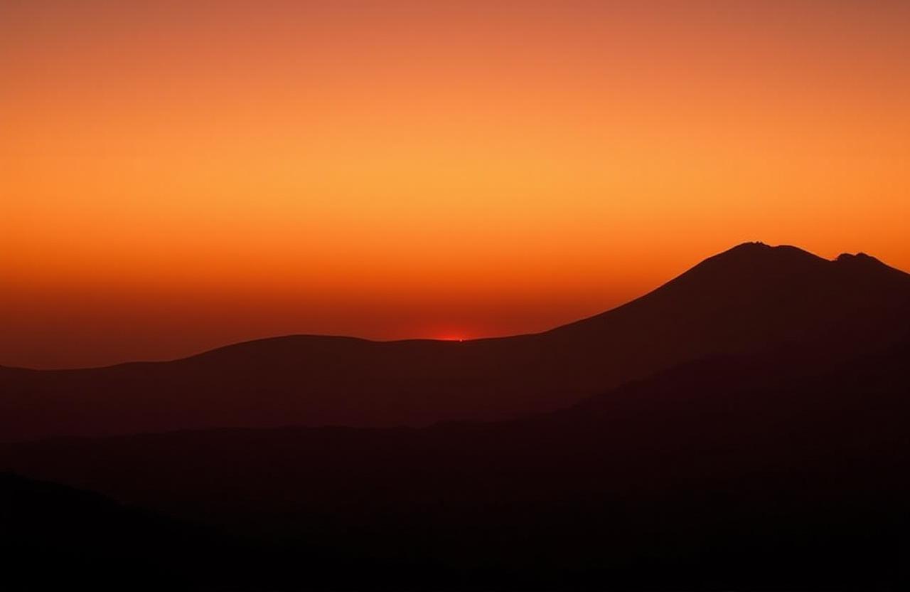 Vista mozzafiato del vulcano Etna al tramonto